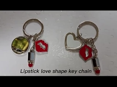 胸と丸いタグのリップスティックキーチェイン パーソナライズされた写真キーチェイン